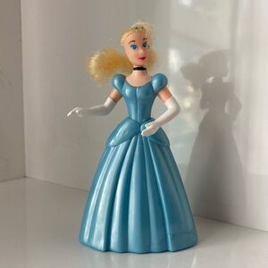 1995 Cinderella (with brush able Hair) from the Masterpiece Collection.